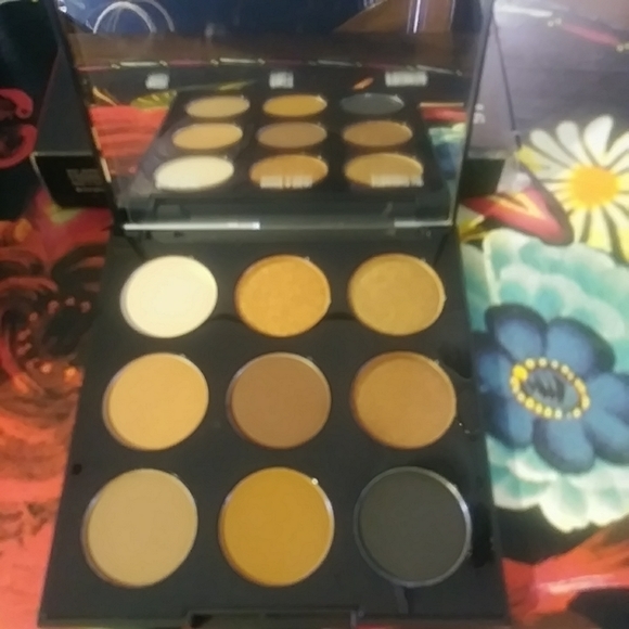 Makeup - Picture 2 of 8